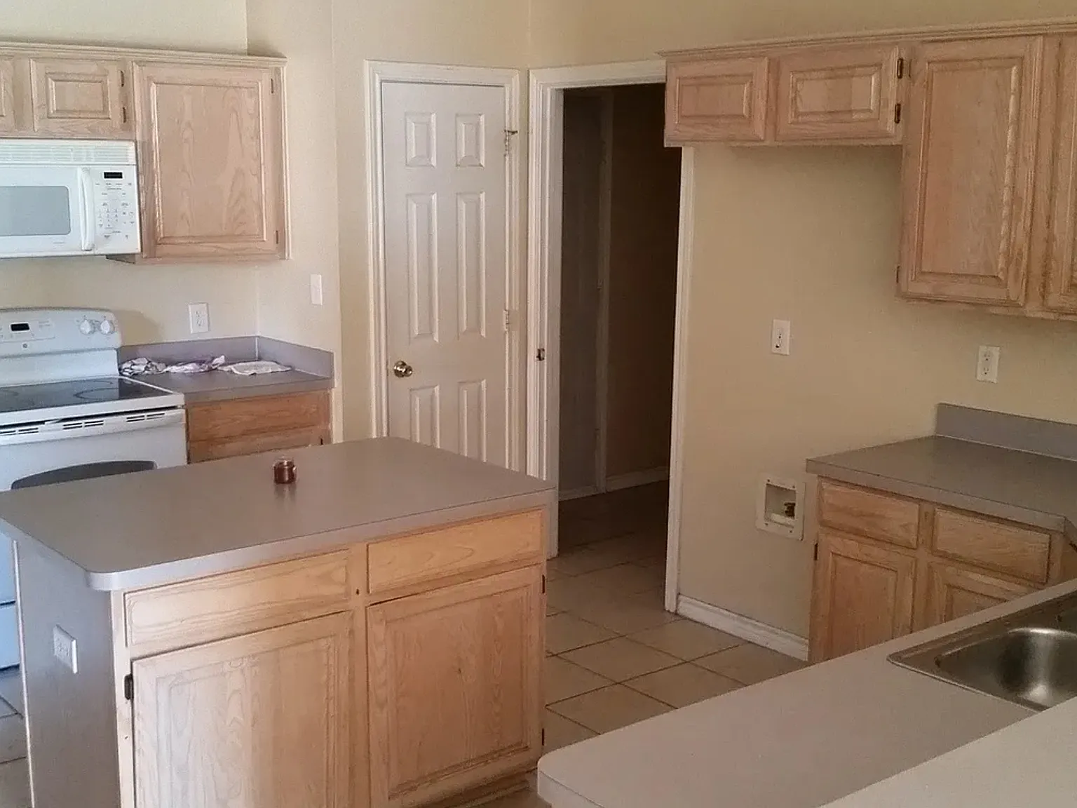 3 bed, 1600 sqft, $2,375 — Photo 3