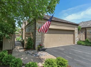 7 Shoreline Rd #1208, Lake Barrington, IL 60010