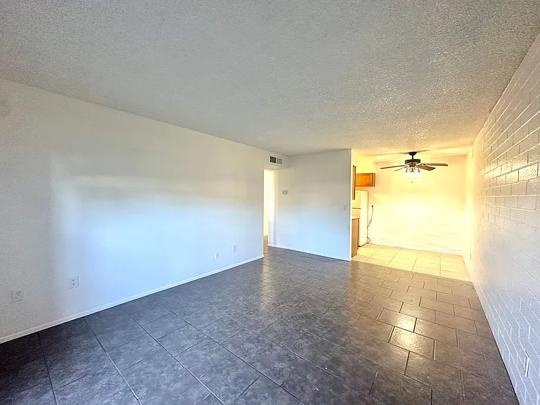 Desert Atrium - Studios, 1 Bedrooms and 2 Bedrooms in Great Location! Community Pool! — Photo 36