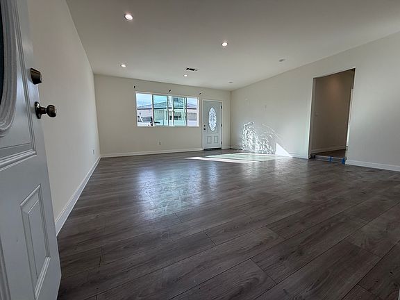 5th image of 6834 Vantage Ave