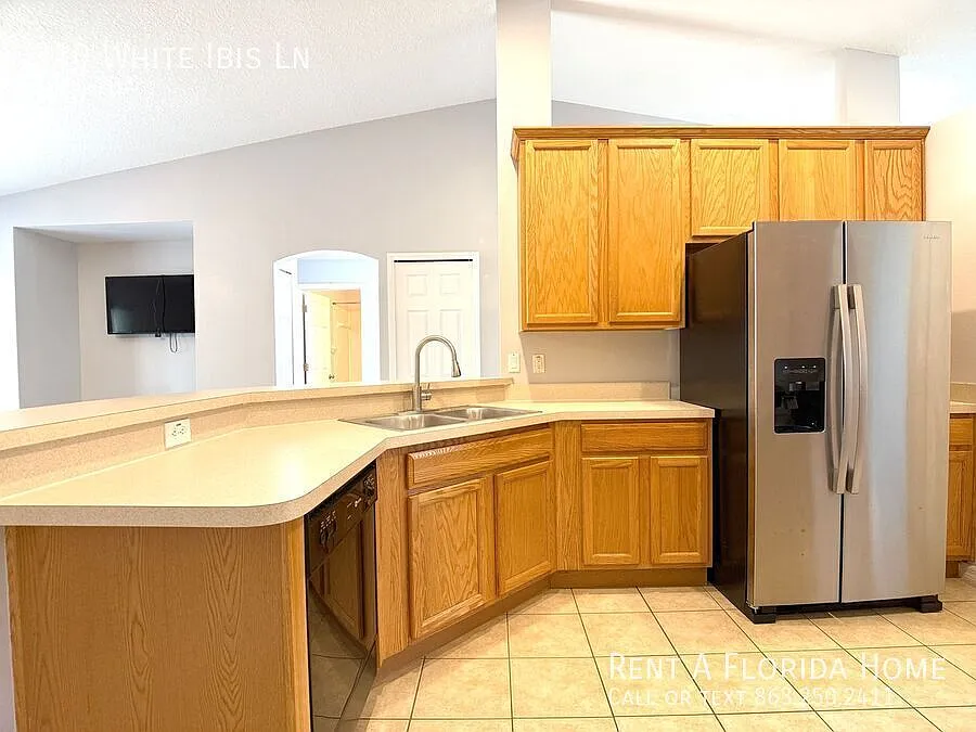 Beautiful 3 Bed 2 Bath Ranch Pool Home! Lawn & Pool Care Included! — Photo 4
