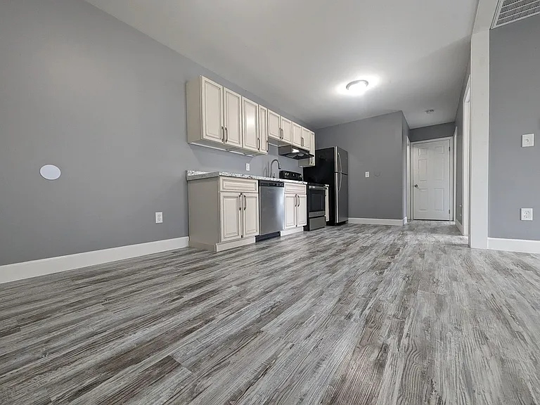 64 Howard St — Photo 2