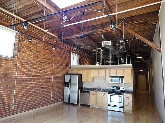 Large great room w skylight