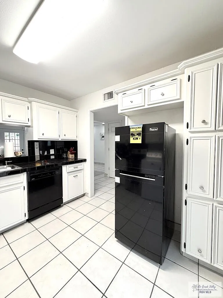 2 bed, 1.5 bath, 1319 sqft, $1,750 — Photo 2