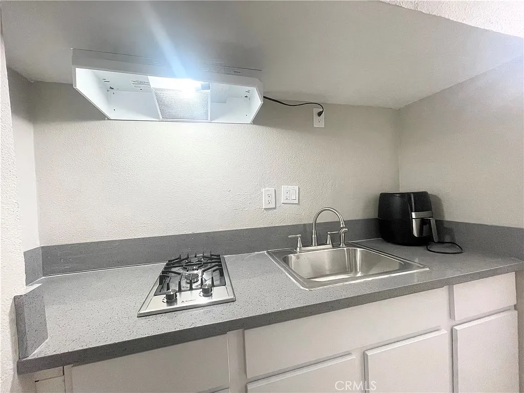 3 bed, 800 sqft, $2,400 — Photo 2