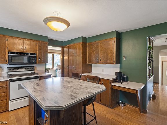 5th image of 81 Lerue St