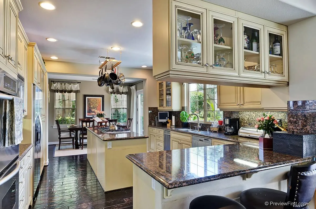 5 bed, 4.5 bath, 4011 sqft, $7,800 — Photo 4