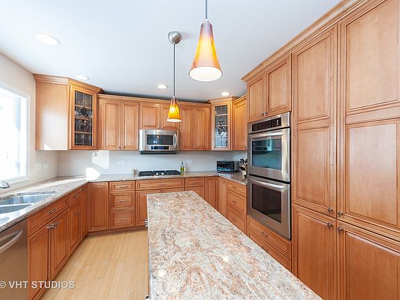 4th image of 1470 Larchmont Dr