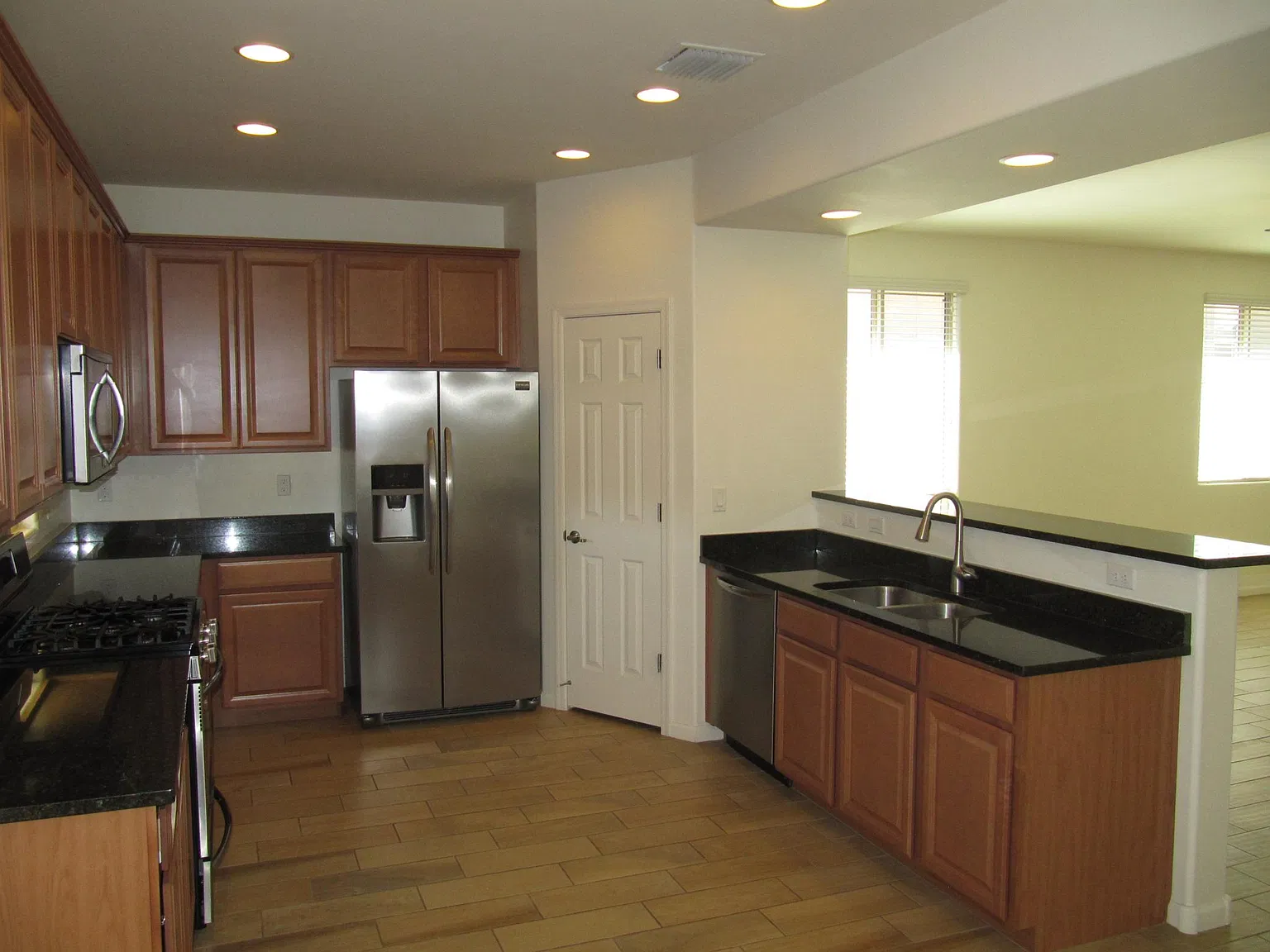 4 bed, 1800 sqft, $2,100 — Photo 4
