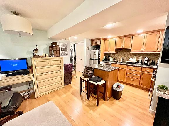 5th image of 4207 25th Ave #1
