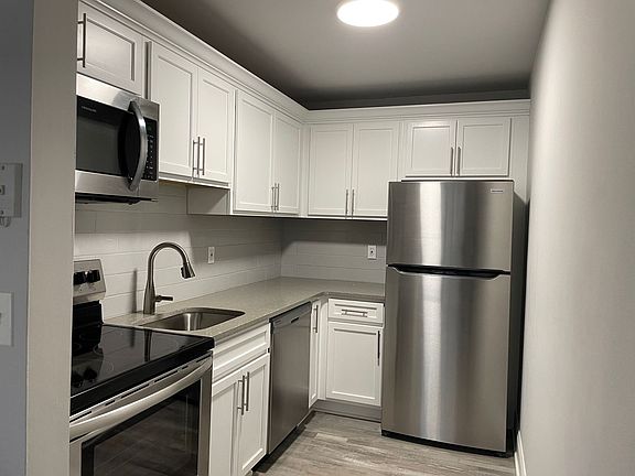 2nd image of 709 Burdeck St APT 19