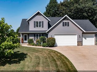 820 Woodland Cir, Waupaca, WI 54981