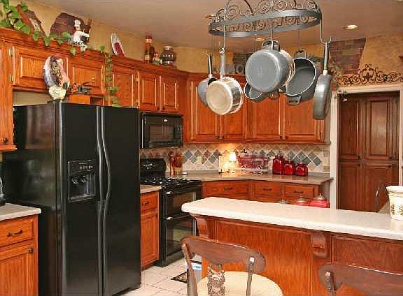 5th image of 708 N Caddell