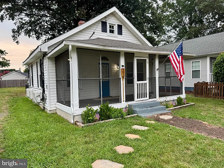 219 Longfellow Ave — Photo 1