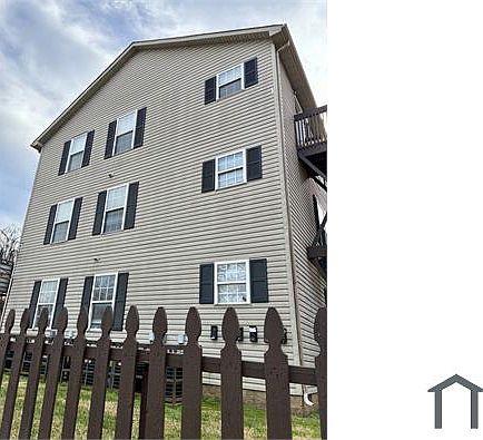 1st image of 1518 W Oak St APT 302