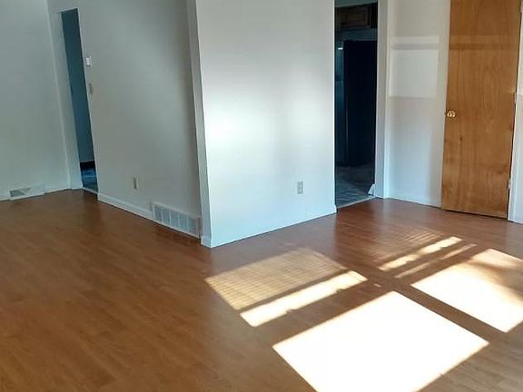 2nd image of 83 Fairgreen Dr