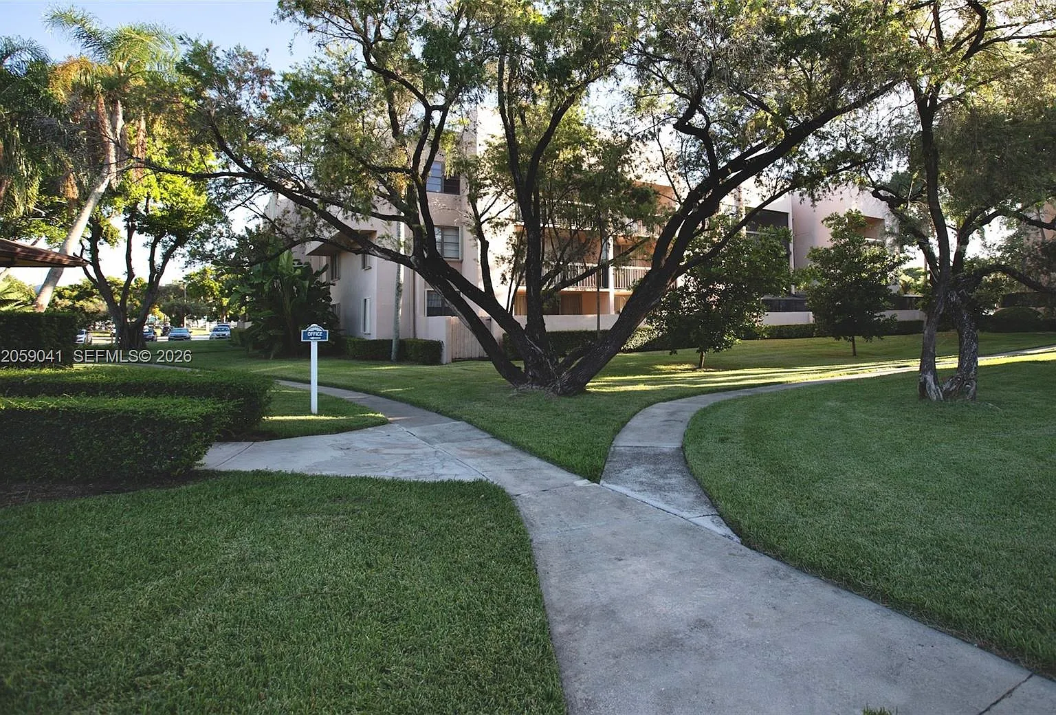 2 bed, 2.0 bath, 927 sqft, $2,300 — Photo 1