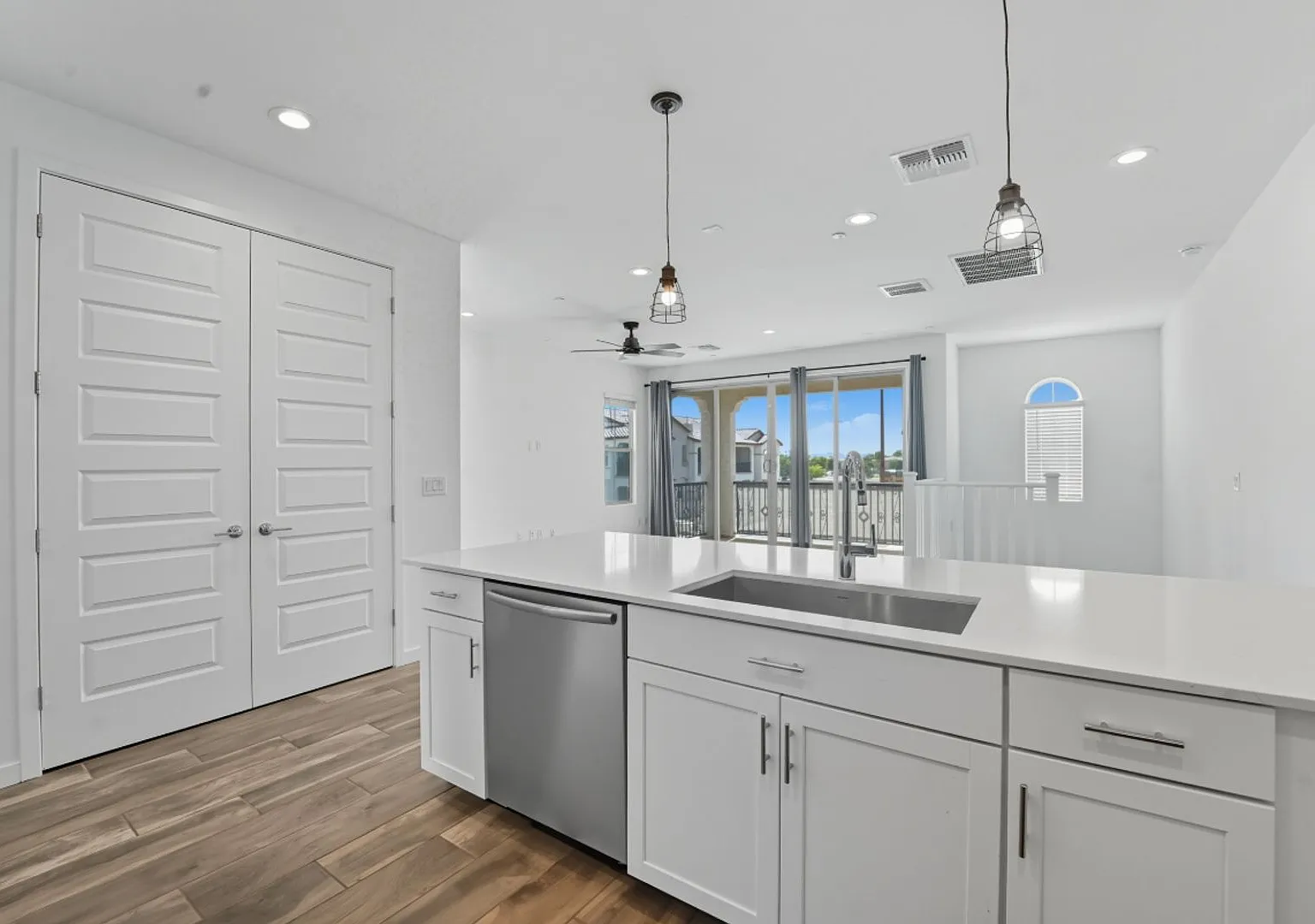 Like new Luxurious Modern 3 Bedroom 2 Bath Townhome in Warner Meadows! — Photo 2