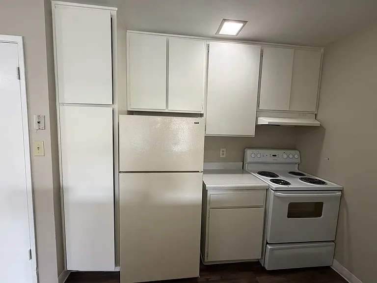 Sharis Apartments — Photo 11