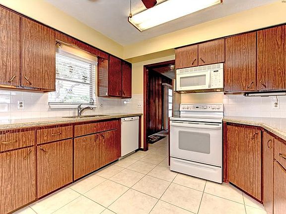 5th image of 385 Green Dolphin Dr