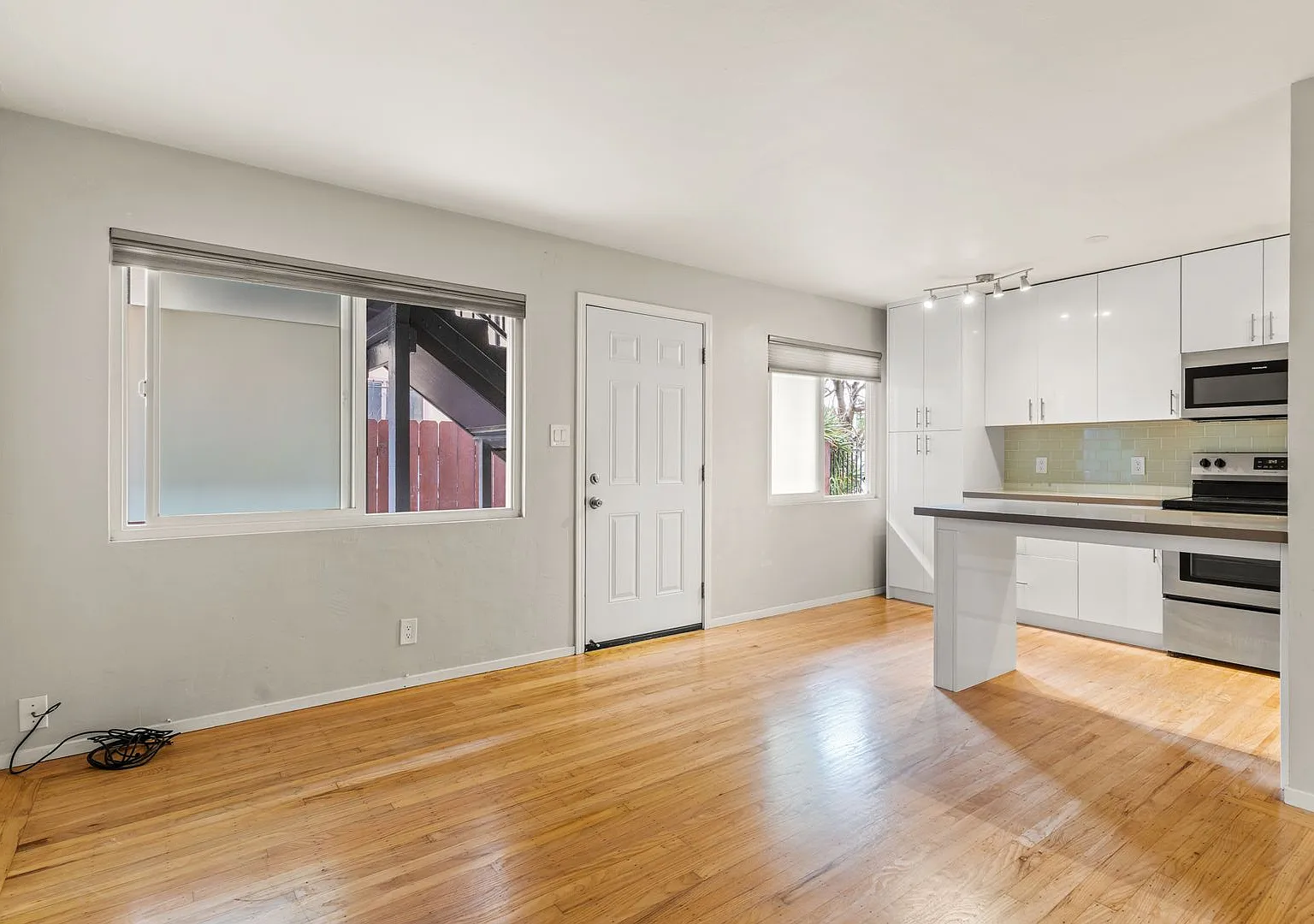 Modern Renovated 1-Bedroom in Oakland | Designer Kitchen & Gated Community — Photo 2