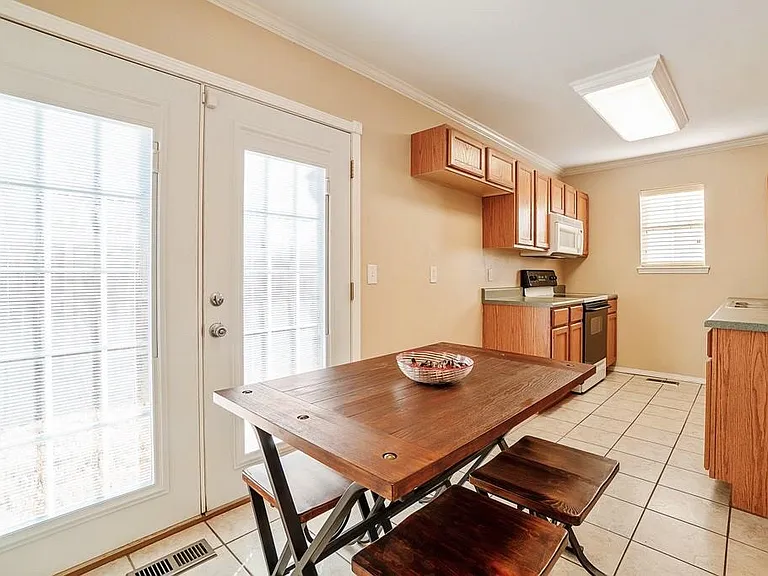 324 Belmont Dr — Photo 5
