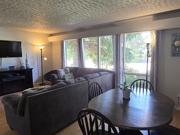 4th image of 4233 49th St
