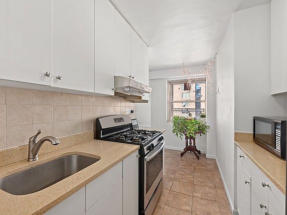 4th image of 70 La Salle St APT 19A
