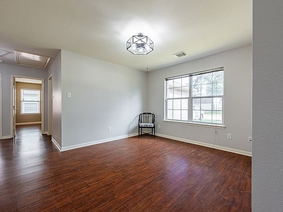 Versatile bonus room! Use it as a formal dining room, home office, or a children's playroom.