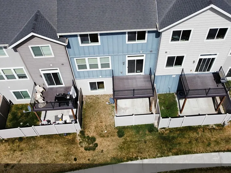 4190 N Cresthaven Ln — Photo 2