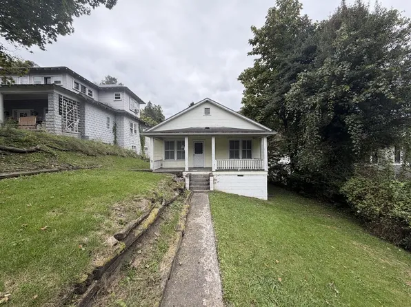 311 Montana St, Mount Hope, WV 25880