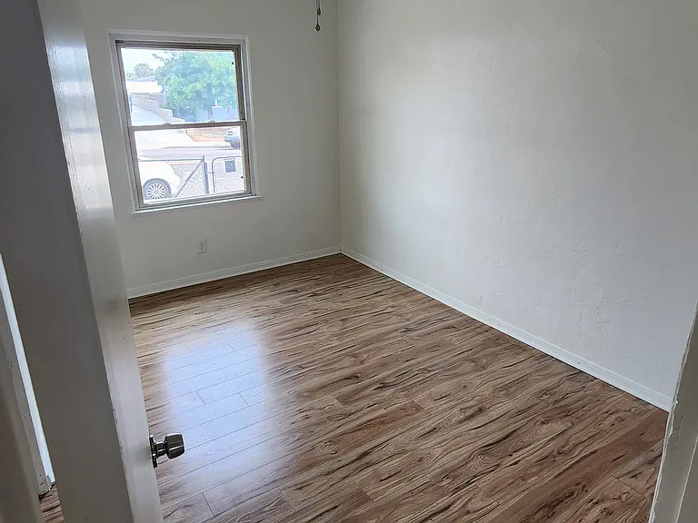 3005 E 16th St — Photo 13