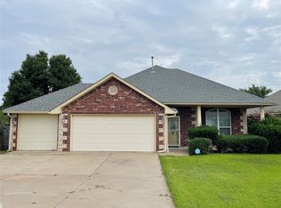 105 SE 34th St, Moore, OK 73160