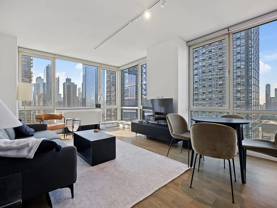 635 W 42nd St #37B