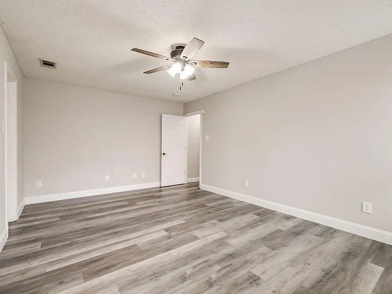10717 Pineview Ln — Photo 15