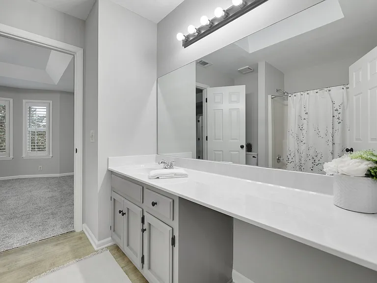 304 Hillside Ct — Photo 17