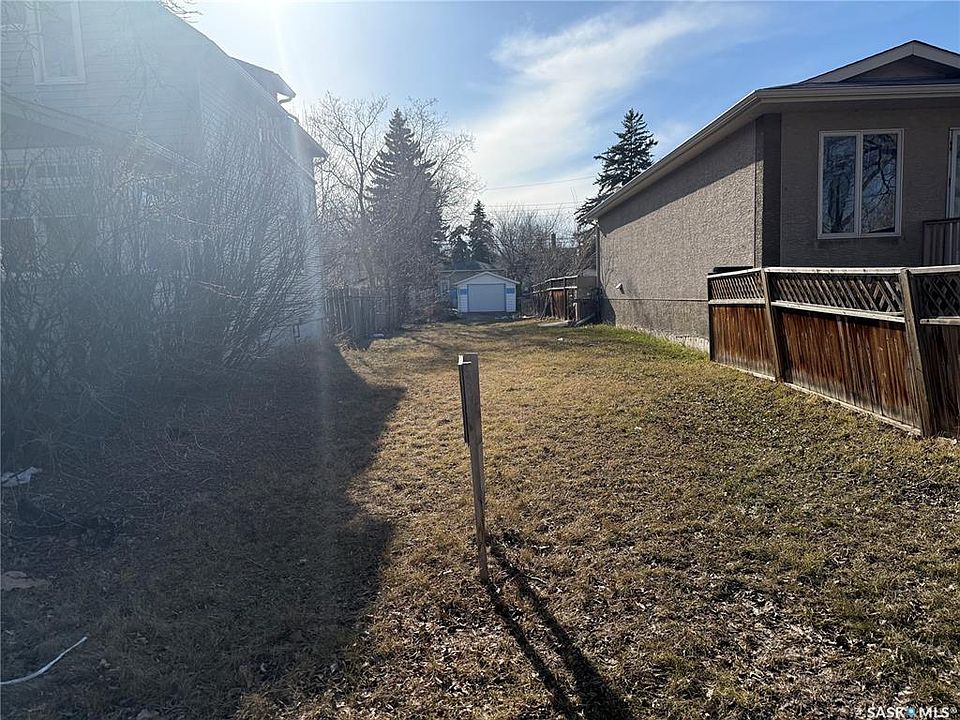 2nd image of 1130 Athol STREET