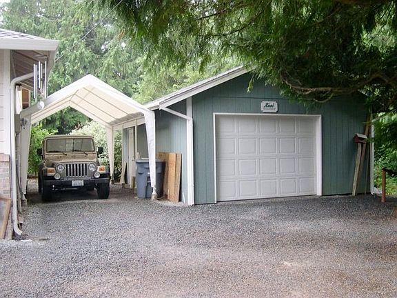 Extra 1.5 car Garage/Shop w/xtra parking area!