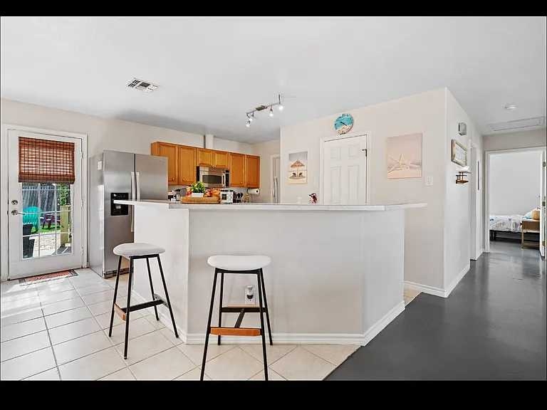 813 Oriole St — Photo 9