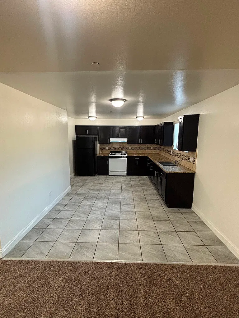 5 bed, 1834 sqft, $4,050 — Photo 3