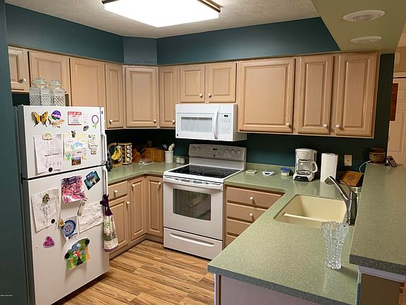 4th image of 4660 Weston Ave #94