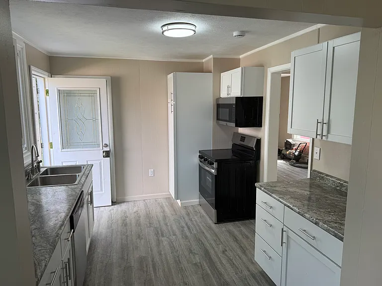 243 Rockwell St — Photo 10