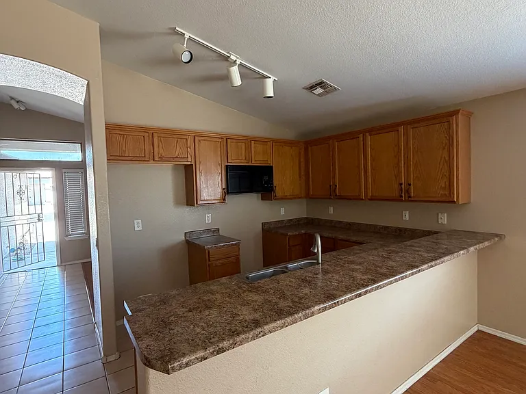 5906 N 78th Dr — Photo 6