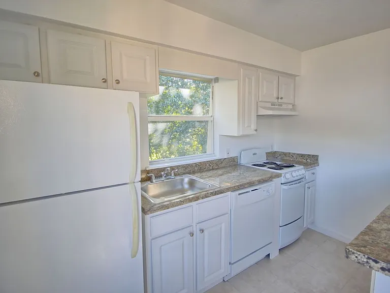 Hamilton House Apartments — Photo 5