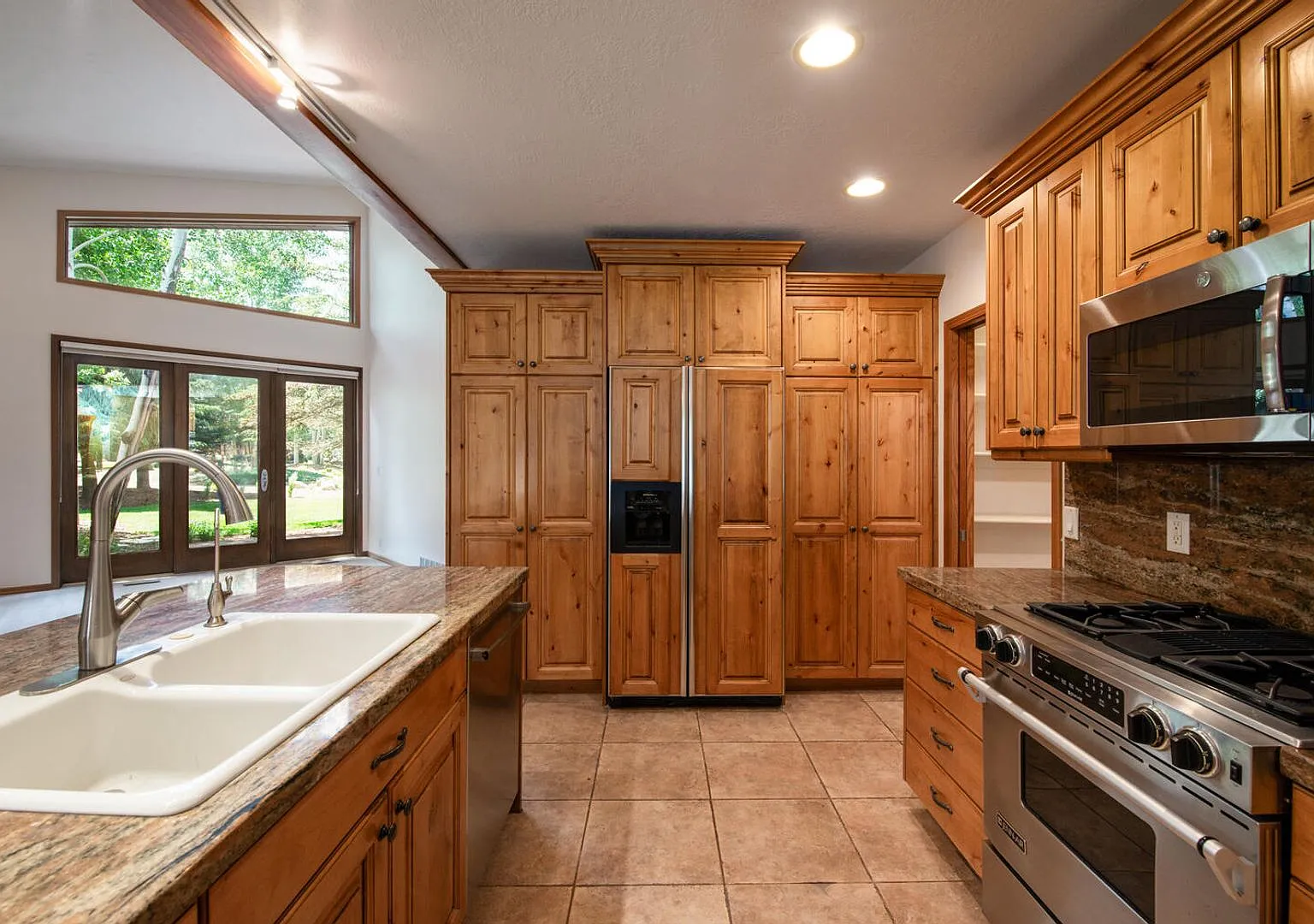 Rarely Available Cozy Park Meadows Townhome — Photo 2