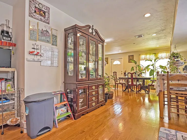 45 Nightingale St #B — Photo 40