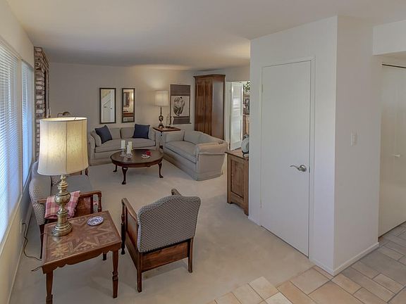 4th image of 881 Erickson Ln