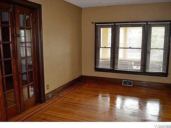 5th image of 2086 Seneca St