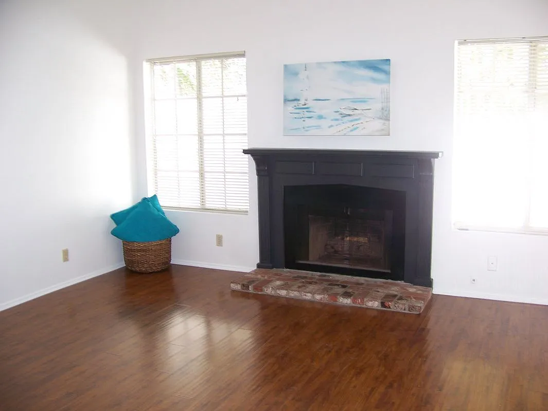 3 bed, 3.0 bath, 1610 sqft, $4,500 — Photo 2