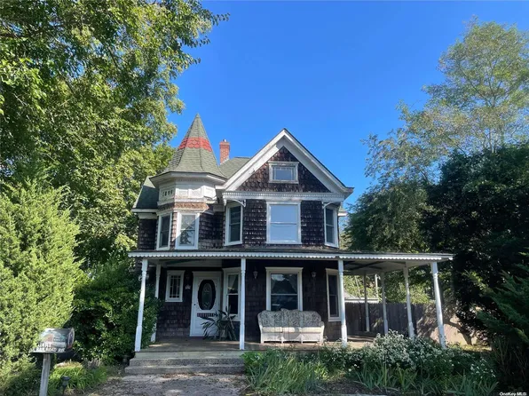 43 Railroad Avenue, Center Moriches, NY 11934